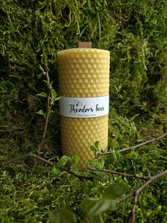  Latvian beeswax candle without dyes with a cherry wood wick.